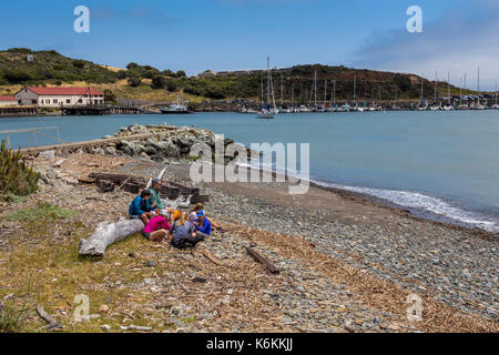 Menschen, Familien, Touristen, Besucher, Sitzen am Strand, Strand, Fort Baker, Stadt Sausalito, Sausalito, Marin County, Kalifornien, USA, Nord Stockfoto