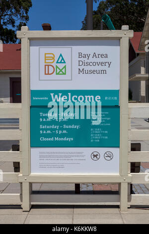 Willkommen Zeichen, Englisch und Chinesisch und Spanisch dreisprachiges Schild, Bay Area Discovery Museum, Fort Baker, Sausalito, Marin County, Kalifornien Stockfoto