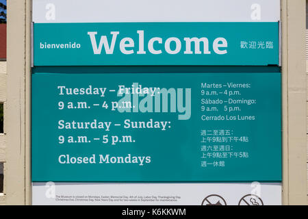 Willkommen Zeichen, Englisch und Chinesisch und Spanisch dreisprachiges Schild, Bay Area Discovery Museum, Fort Baker, Sausalito, Marin County, Kalifornien Stockfoto