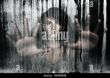 3D-Darstellung der Frau hinter grunge Hintergrund, grauen Hintergrund, Mixed Media Stockfoto