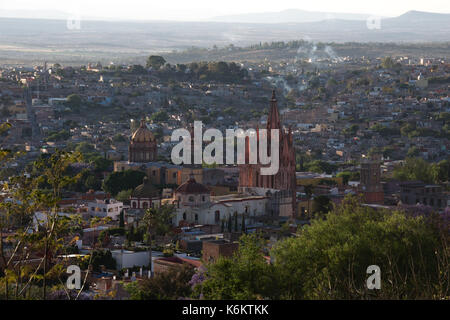 San Miguel de Allende, Guanajuato, Mexiko - 2013: Panoramablick auf die Stadt. Stockfoto