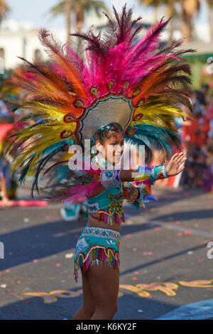 Tobas Tanzgruppe in reich verzierten Kostüm durchführen an den jährlichen Karneval Andino con la Fuerza del Sol in Arica, Chile. Stockfoto