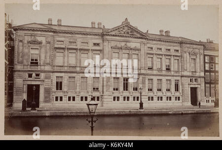 De Nederlandsche Bank, Oude Turfmarkt 127 129, met links de kraamkliniek in aanbouw Stockfoto