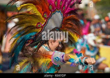 Tobas Tanzgruppe in reich verzierten Kostüm durchführen an den jährlichen Karneval Andino con la Fuerza del Sol in Arica, Chile. Stockfoto