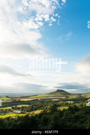 Roseberry Topping wie von Captain Cooks Monument auf der North Yorkshire Moors gesehen Stockfoto