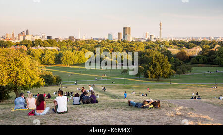 London, England, Großbritannien - 30 August 2016: Die Aussicht über London Zoo, der Regent's Park und die Skyline von London von Primrose Hill im Norden von London. Stockfoto