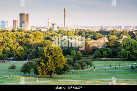 London, England, Großbritannien - 30 August 2016: Die Aussicht über London Zoo, der Regent's Park und die Skyline von London von Primrose Hill im Norden von London. Stockfoto