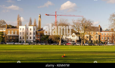 Sonne scheint auf Häuser entlang Kew Green in South West London. Stockfoto