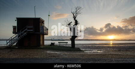 Southampton, England - Februar 16, 2014: ein Schiff in Southampton Docks, von Weston Ufer am Sonnenuntergang gesehen. Stockfoto