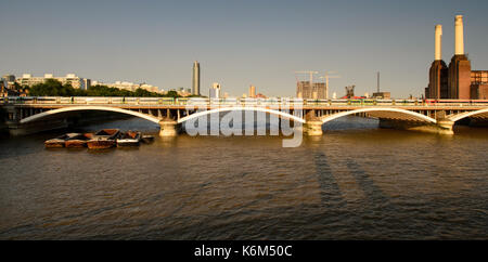 London, England, UK - 9. Juli 2013: Südliche Züge die Themse Kreuz auf der Grosvenor Bridge in der Londoner Bahnhof Victoria Station entfernt, neben dem Stockfoto
