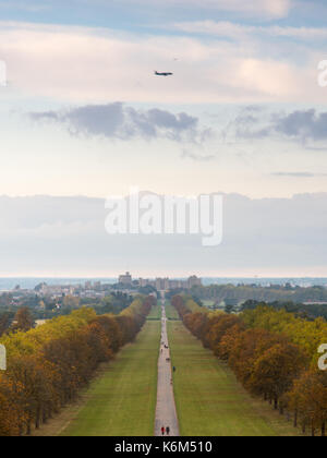 Windsor, England, UK - 23. Oktober 2016: Touristen vorbei an Bäumen anzeigen herbstliche Farben auf dem langen Spaziergang durch Windsor Great Park, mit der Cast Stockfoto