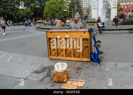 New York, NY, 12. September 2017 - Piano Gaukler in Washington Square Park Stockfoto