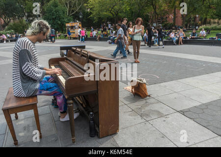 New York, NY, 12. September 2017 - Piano Gaukler in Washington Square Park Stockfoto