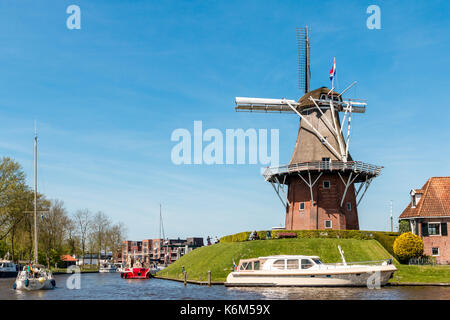 Holländische Windmühle gegen einen klaren blauen Himmel Stockfoto