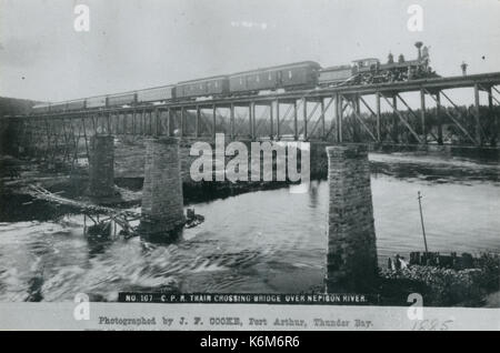 C.P.R. Zug 167 Kreuzung Brücke über den Fluß Nipigon Stockfoto