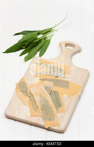 Frische Bärlauch Pasta mit Gabel Stockfoto