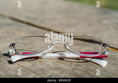 Kid's Sonnenbrille auf dem Tisch Stockfoto