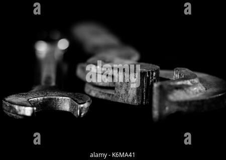 Rostige, alte Werkstatt Tasten. Hydraulische Tasten auf einem Schwarzen Tisch in einer Werkstatt. Stockfoto