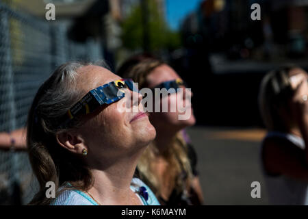 Menschen versammeln sich auf den Straßen von Seattle, WA, USA zu sehen der Sonnenfinsternis im August 2017. Stockfoto