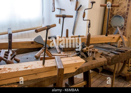 Alte Tischlerei mit veralteten Tools verwendet. Vintage Holz Handwerkzeug einer alten Tischlerei. Stockfoto