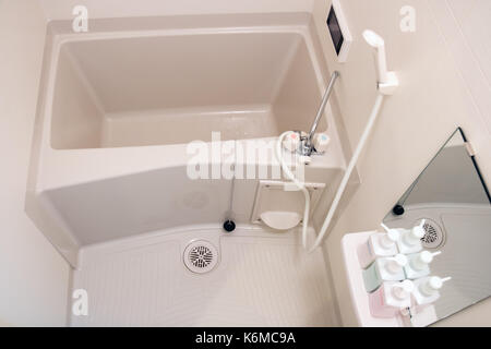 Eine kleine Badewanne in einem kleinen Badezimmer Stockfoto