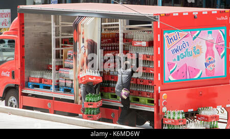 THAILAND, Bangkok, 04.MAI 2017, Coca-Cola Lieferwagen auf der Straße Stockfoto