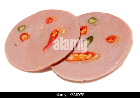 Scheibe paprika Salami auf weißem Hintergrund Stockfoto