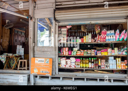 LAOS, Luang Prabang, 29. Mai 2017, eine offene Tür und ein Schaufenster - Fenster Holz- Shop mit gemischten Waren, Luang Prabang, Laos Stockfoto