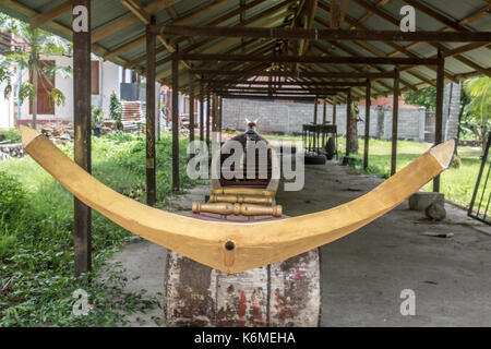 Traditionell eingerichtete Langen Kanus unter einem Schutz gestellt, Luang Prabang, Laos Stockfoto