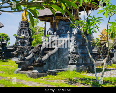 BALI, Indonesien - 11. MÄRZ 2017: Nahaufnahme eines gesteinigt Struktur in Uluwatu Tempel in Insel Bali, Indonesien Stockfoto