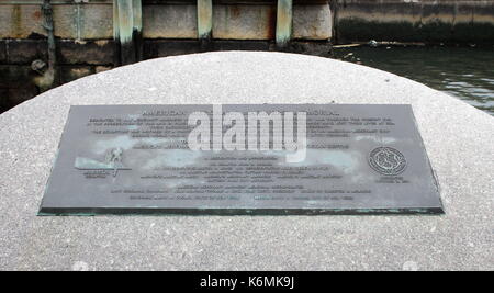 New York, Vereinigte Staaten - 28 September, 2016: Amerikanische Merchant Mariner's Gedenktafel am Battery Park in der Innenstadt von Manhattan. Stockfoto