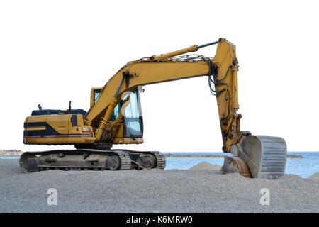 Bagger, dass Arbeiten am Strand ist der Sand vor Beginn der Sommersaison zu glätten Stockfoto