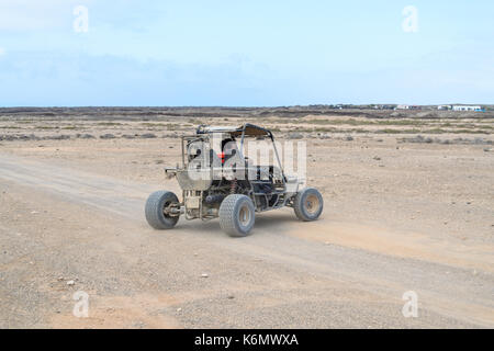 Buggy-Rennen auf der Sandstraße Entgleisungen mit voller Geschwindigkeit inmitten der Wüste von Fuerteventura, Kanarische Stockfoto