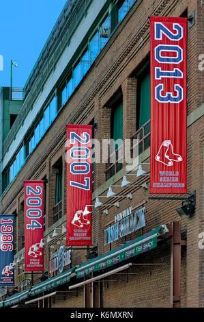 Boston Red Sox World Series Champions Banner angezeigt stolz außerhalb der Fenway Park in Boston, Massachusetts. Stockfoto