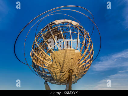 NY Weltmesse Unisphere - Wahrzeichen des 1964 in New York World's Fair Unisphere während des Sonnenuntergangs. Die unisphere ist der weltweit größte weltweit bei 12 Etagen hoch. Die Messe war ein universell und international Exposition. Das Thema der Messe war "Frieden durch Verstehen", gewidmet einem der Leistung auf einer kleiner werdenden Welt in einem expandierenden Universum bin. Es ist in Flushing Meadows, New York Stockfoto