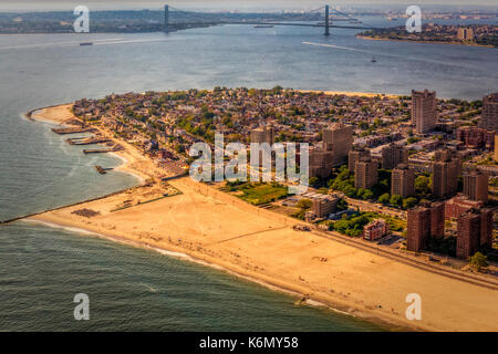Coney Island Beach - Luftaufnahme von Coney Island Beach mit der Verrazano Narrows Bridge und der Stadtteil Staten Island und Brooklyn im Hintergrund in New York City, New York. Coney Island Strand ist fast 3 km langen Sandstrände in Brooklyn, New York. In Farbe als auch in schwarz-weiß drucken. Weitere Bilder von meinem New York City Galerie besuchen Sie bitte: www.susancandelario.com Stockfoto