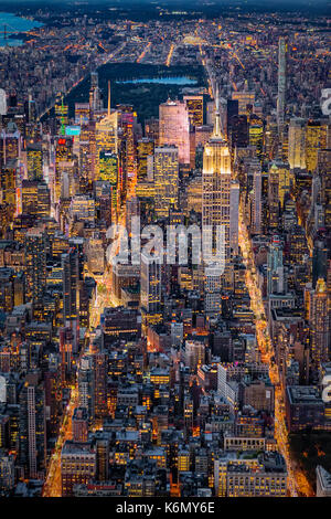 Hoch auf New York City - Luftaufnahme über Midtown Manhattan in New York City mit Blick auf das Empire State Building Empire State Building, Central Park zusammen mit anderen Wolkenkratzer in Manhattan, New York City Skyline. Stockfoto