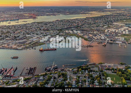 Luftaufnahme Hafen von NY und NJ - Luftbild der New York/New Jersey Hafen und den industriellen Bereich von Bayonne, New Jersey, Newark Ba begrenzt Stockfoto