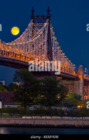 Queensboro 59 Street Bridge Vollmond - der Vollmond über die Queensboro Bridge in Midtown Manhattan in New York City NEW YORK CITY. Die queensboro Bridg Stockfoto