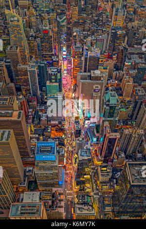 Antenne Times Square New York City - Luftaufnahme in der Nacht zu den Wahrzeichen des Times Square in der 42nd Street in Manhattan in New York City. Auch gesehen Stockfoto
