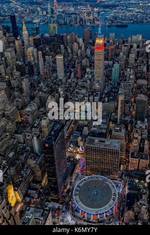 NYC Rot, Weiß und Blau - Luftaufnahme des Empire State Buildings (ESB) und Madison Square Garden (MSG) in Rot, Weiß und Blau in Erinnerung leuchtet Stockfoto