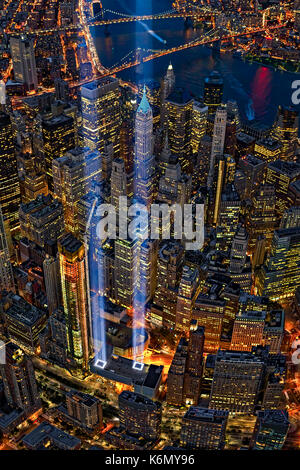 911 Tribut in den Lichtern an NYC-Luftaufnahme der Lower Manhattan Skyline in New York City während des 11. September Tribute in Light Memorial. Siehe auch Stockfoto