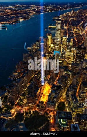 911 Tribute in Light NYC Luftaufnahme - Luftbild der Lower Manhattan, New York Skyline der Stadt. Das One World Trade Center (WTC), auch bekannt als die Freedo Stockfoto