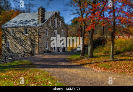 Nathan Cooper Gristmill NJ - durch die Farben der Herbst Laub umgeben die historische Nathan Cooper Gristmill wird von der Black River in Chester, M Stockfoto