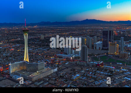 Las Vegas Stratosphere Antenne - Luftbild bei Sonnenuntergang auf die beleuchtete Las Vegas Strip mit dem Wahrzeichen der Stratosphäre hoch mit Blick auf die Stadt der Lichter. In Farbe und Schwarz und Weiß erhältlich. Zum Anzeigen weiterer Bilder besuchen Sie bitte die www.susancandelario.com Stockfoto