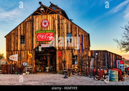 Ghost Town Scheune - Vintage Scheune mit Antiquitäten und Zeichen gefüllt. Stockfoto