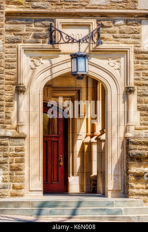 Princeton University 1901 Laughlin Hall - Außenansicht der Lampe, Tür und das Mauerwerk Fassade von 1901 Laughlin Hall Schlafsäle. In dem Grafen gebaut Stockfoto