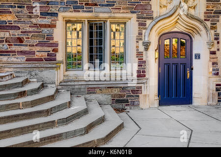 Princeton University Lockhar Halle - Holz- blaue Tür Eintritt in das Wohnheim Gebäude in der Stiftskirche gotischen Architektur Stil Ivy League Princeton U Stockfoto