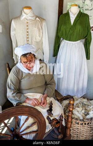 Charleston South Carolina, Middleton Place, Ashley River, Reisplantage, Vorkriegsämmchen, 1730, Stableyards, weibliche Frauen, Kostüm, Reenactor, Weben, Webstuhl, S Stockfoto