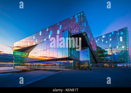 Harpa ist ein Concert Hall und Konferenzzentrum in Reykjavík, Island. Das Eröffnungskonzert fand am 4. Mai 2011 statt. Das Gebäude verfügt über eine besondere Stockfoto